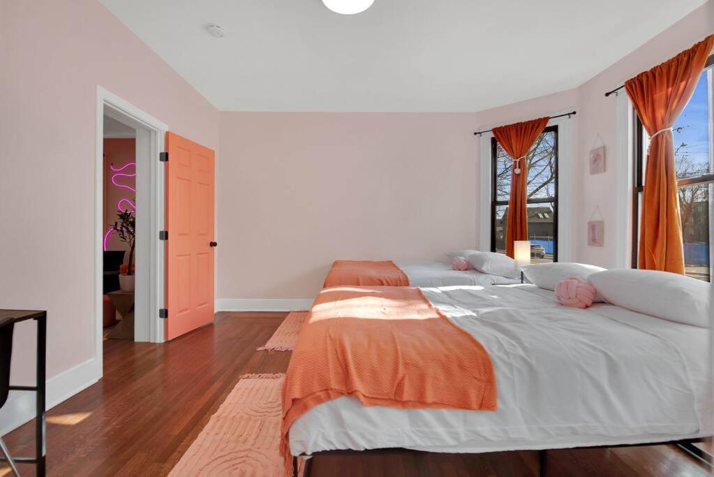Peachy Paradise In East Rock Near Dt/yale *