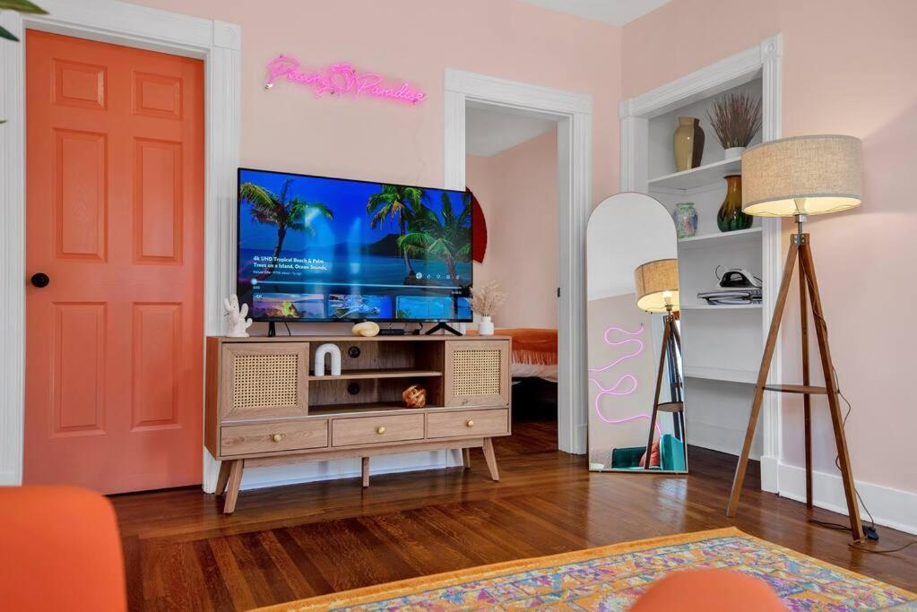 Peachy Paradise In East Rock Near Dt/yale
