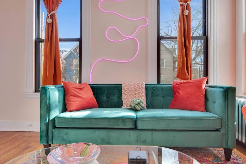 Peachy Paradise In East Rock Near Dt/yale *